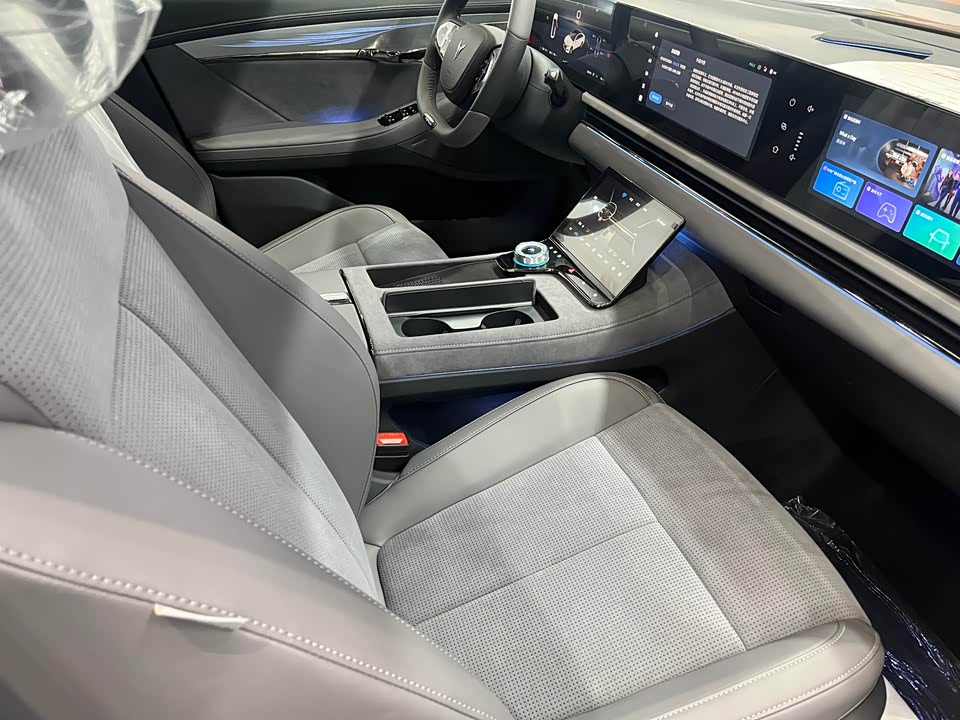 VOYAH Lantu chasing light