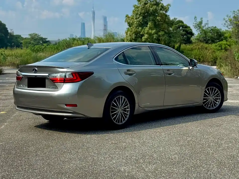Lexus ES