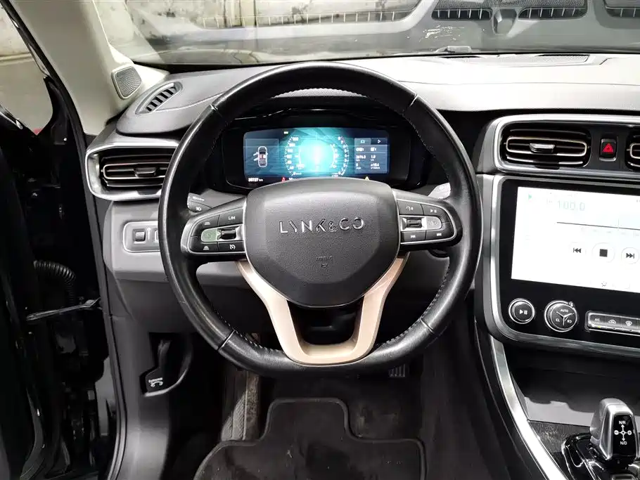 Lynk & Co 01