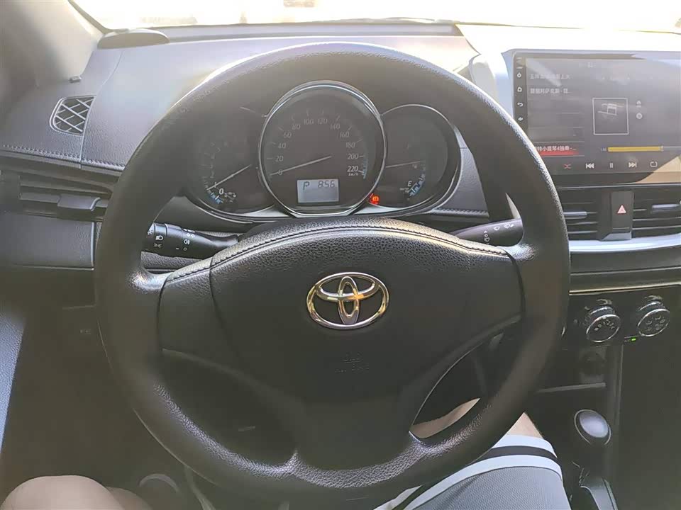 Toyota YARiS L to enjoy