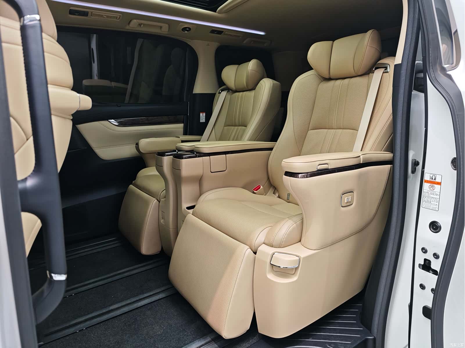 Toyota Alphard, 2021 6