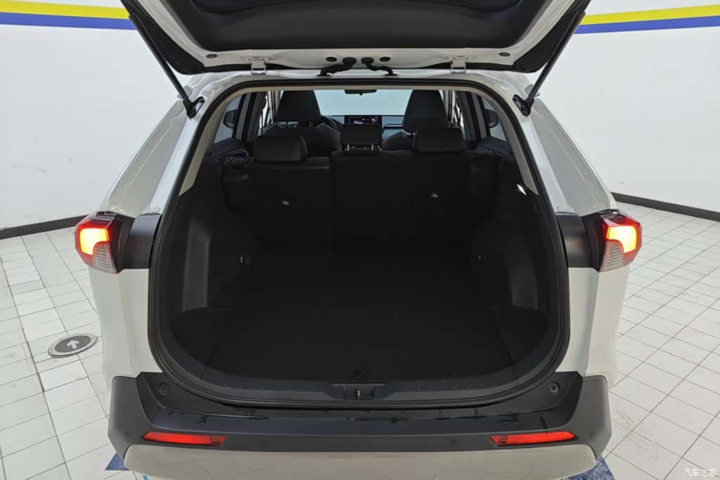 Toyota RAV4, 2024 4