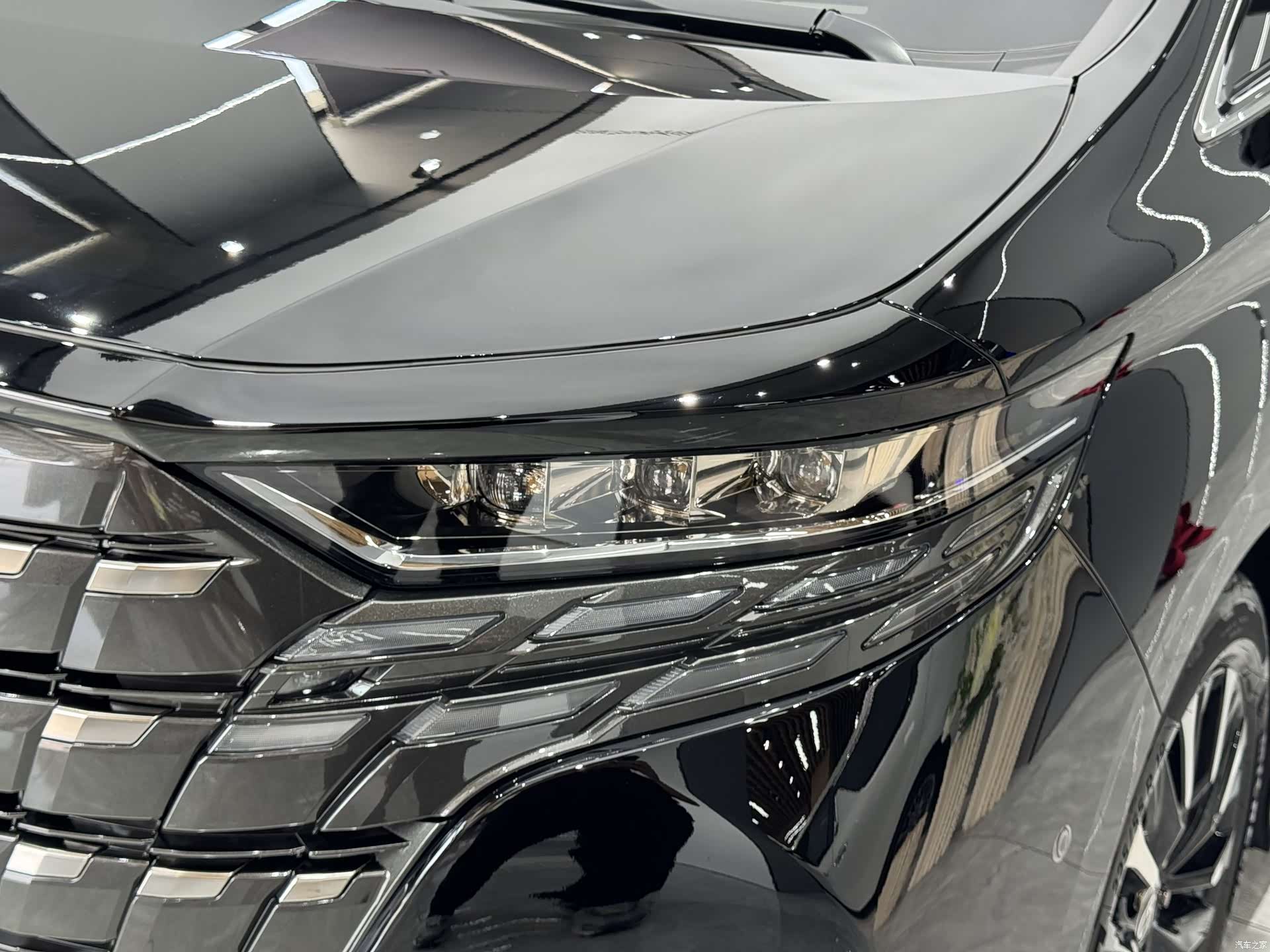Toyota Alphard, 2025 4