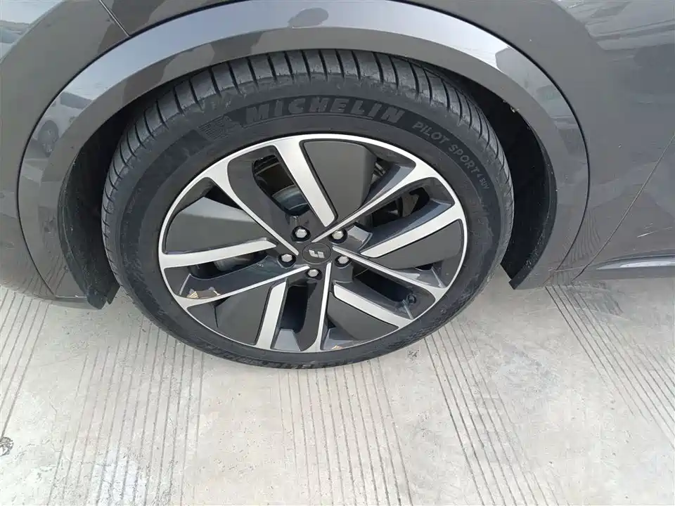 Li Auto Ideal L8