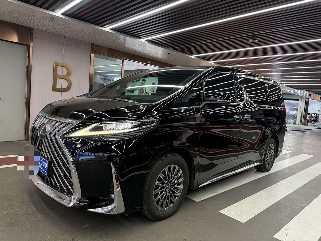 Lexus LM
