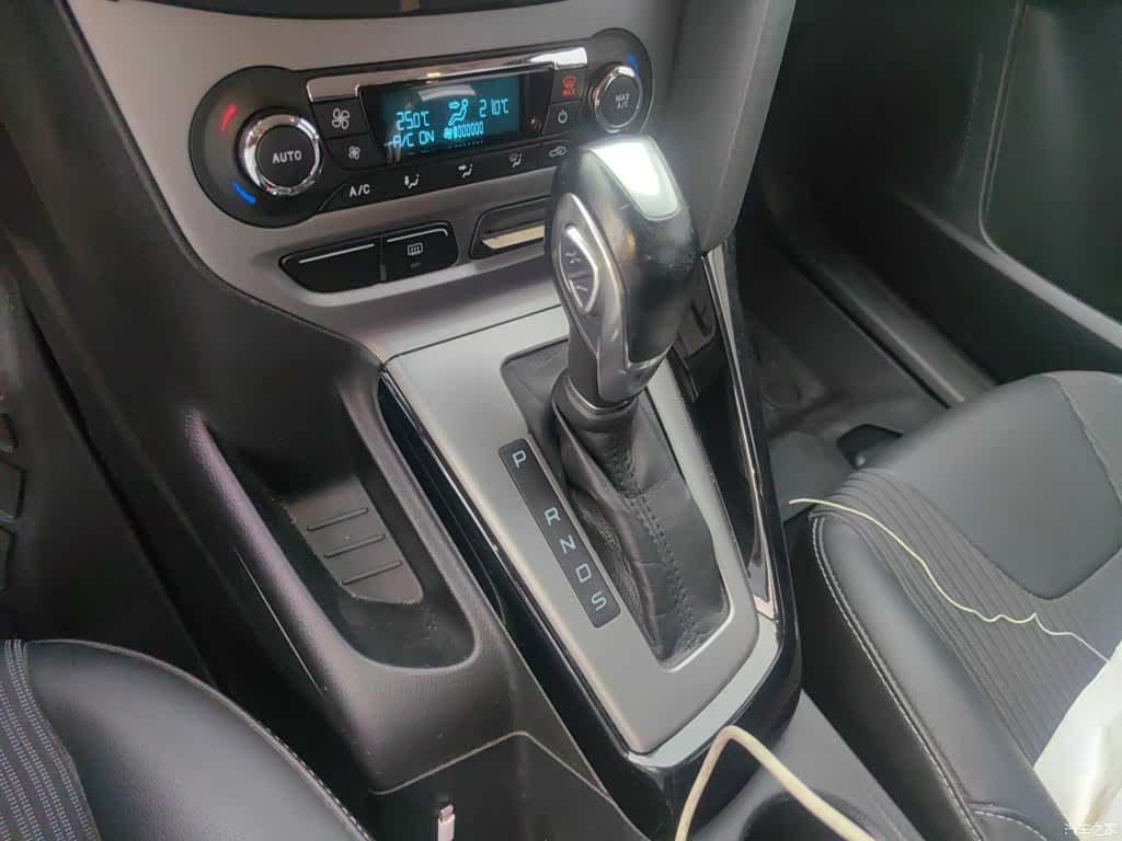 Ford Focus, 2015 11