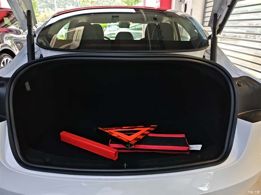 Tesla Model 3, 2025 19