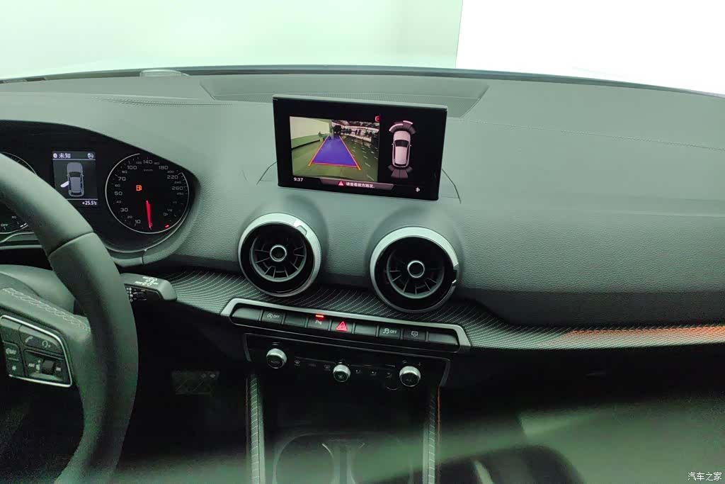 Audi Q2L, 2023 13