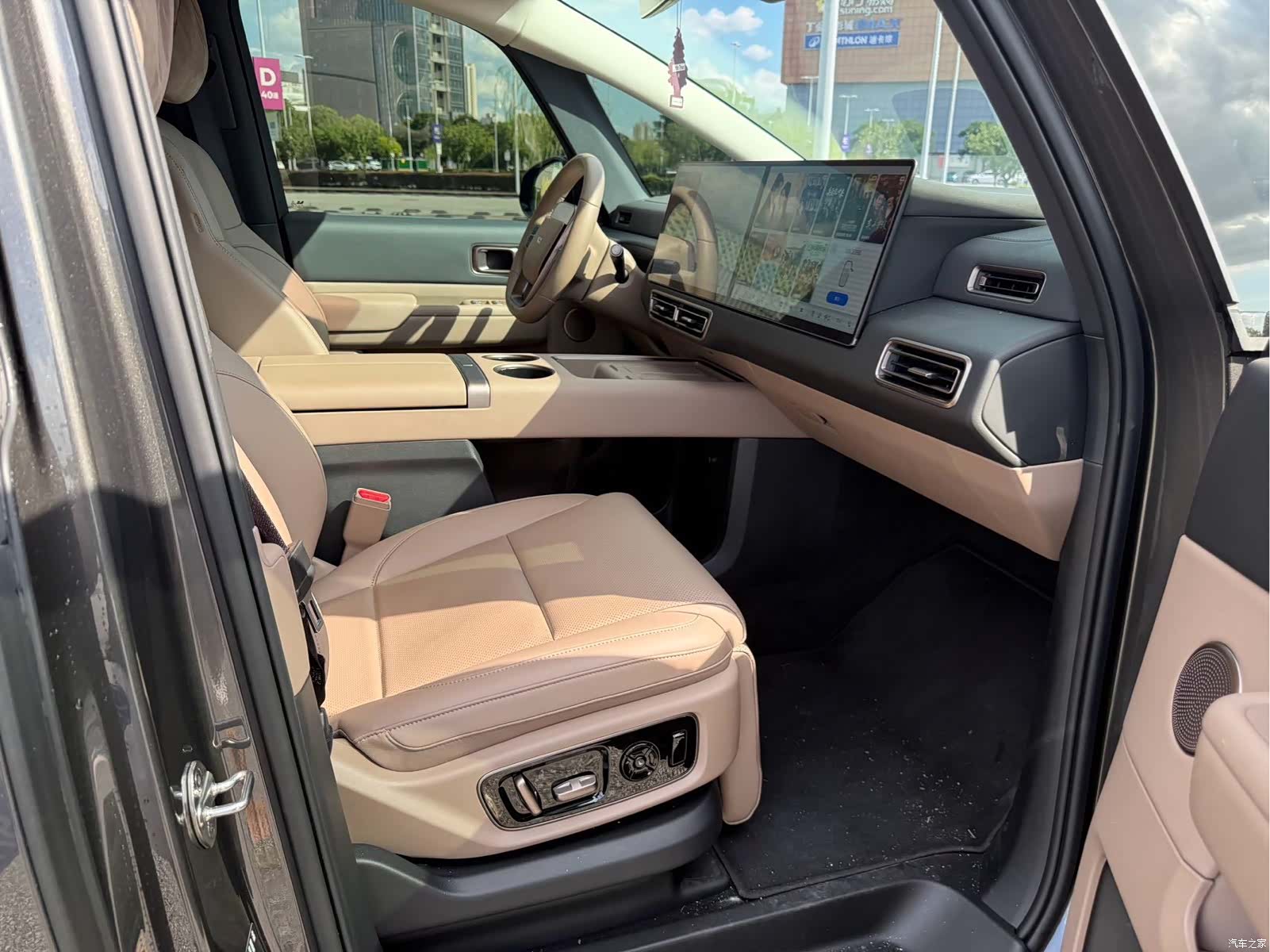 Li Auto MEGA, 2026 10
