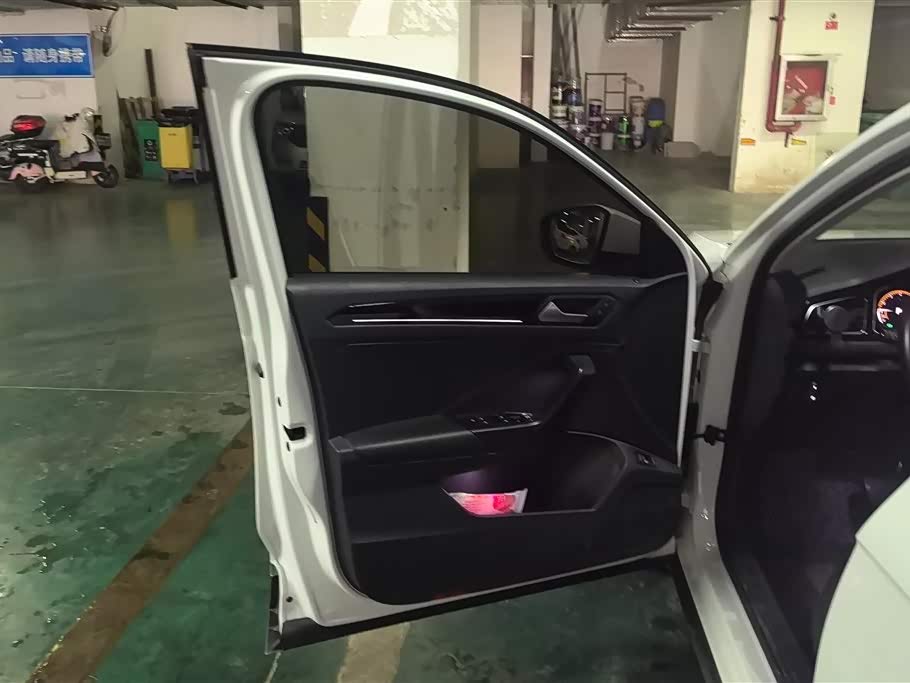 Volkswagen T-ROC exploring Songs