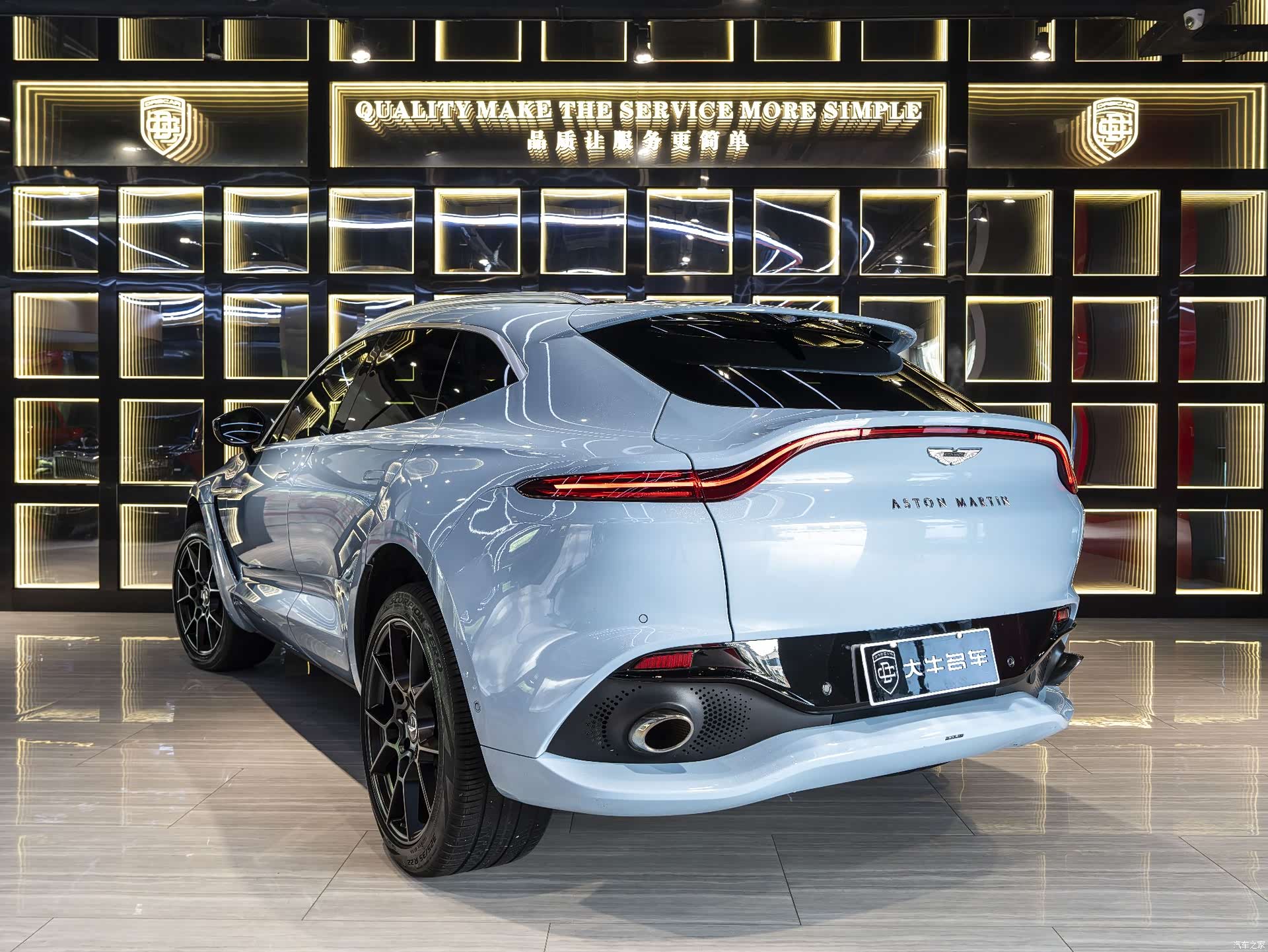 Aston Martin DBX, 2022 4