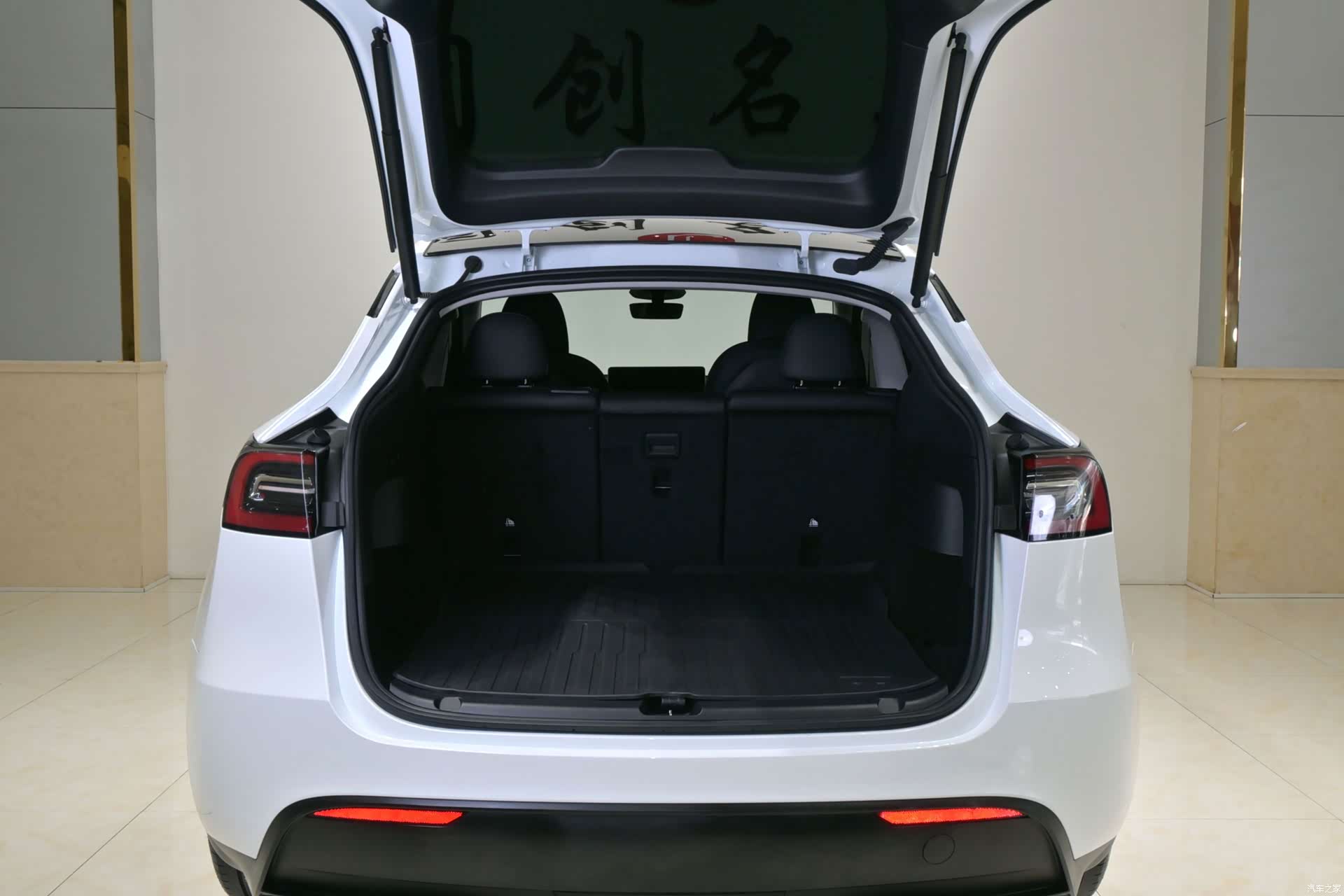 Tesla Model Y, 2024 9