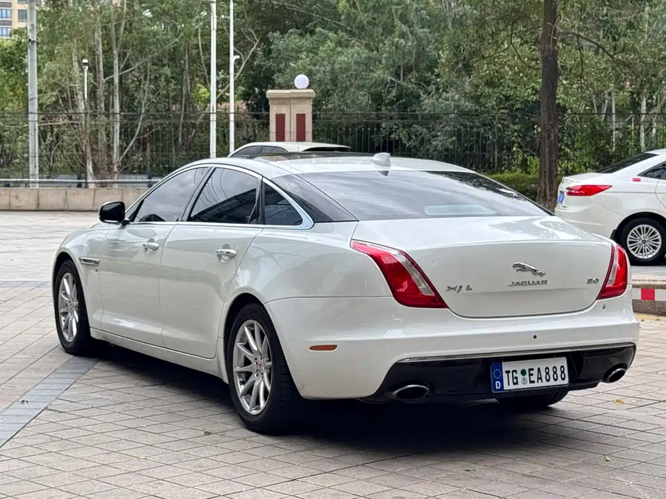 Jaguar XJ