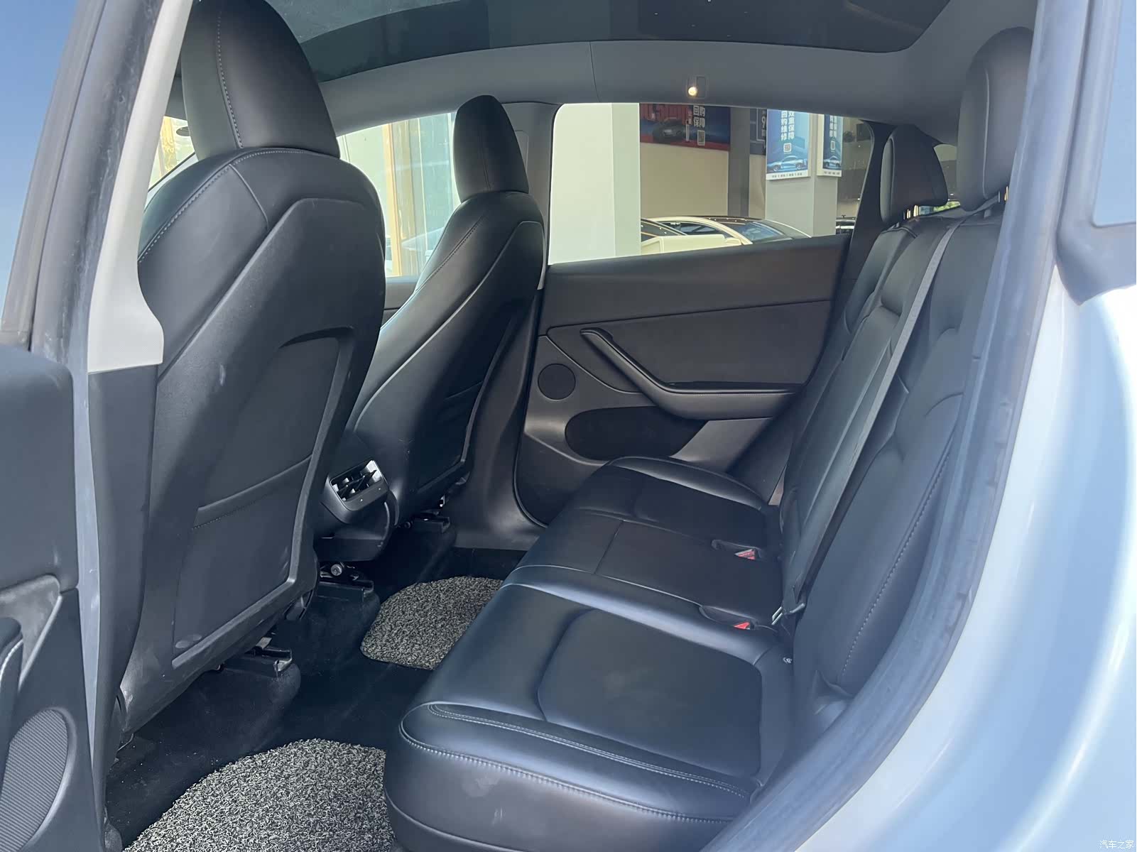 Tesla Model Y, 2023 13