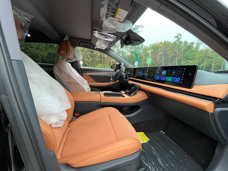 VOYAH Lantu chasing light