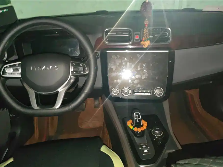 Lynk & Co 02