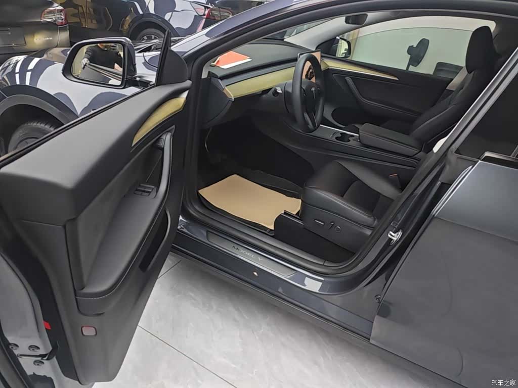 Tesla Model Y, 2023 16