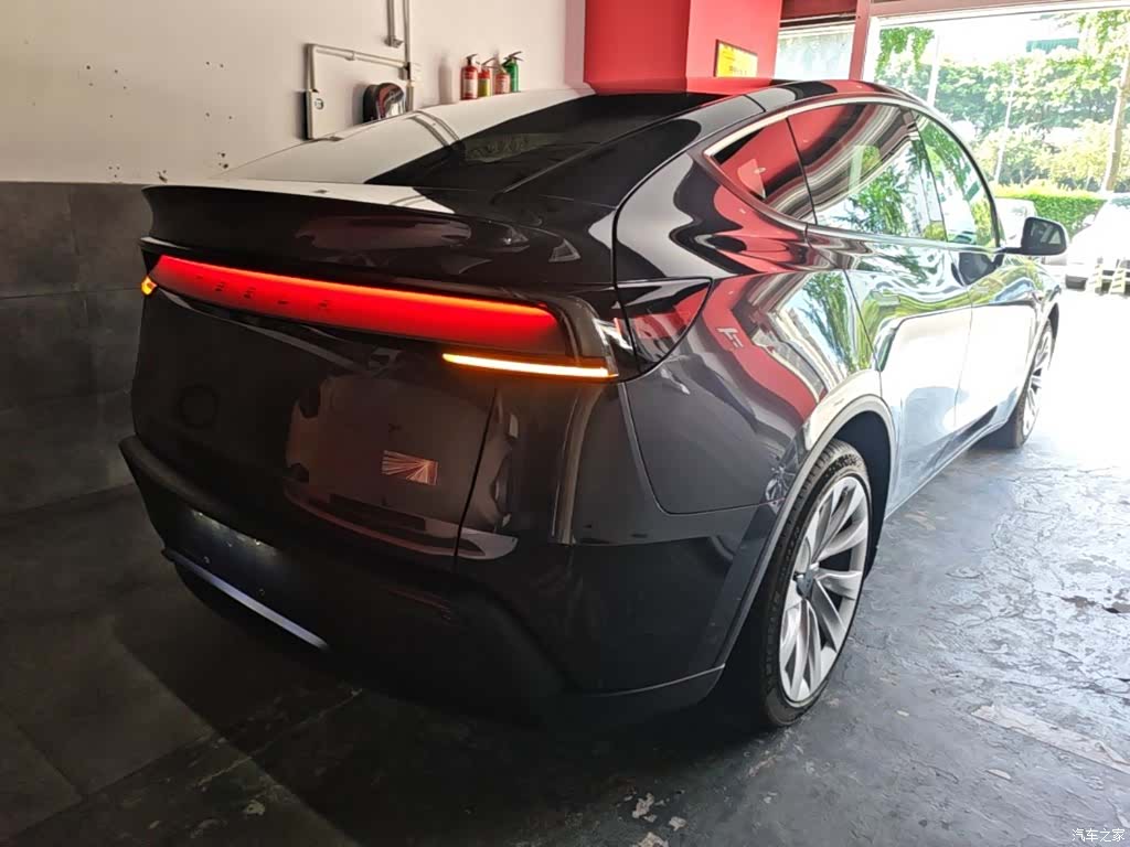 Tesla Model Y, 2025 7