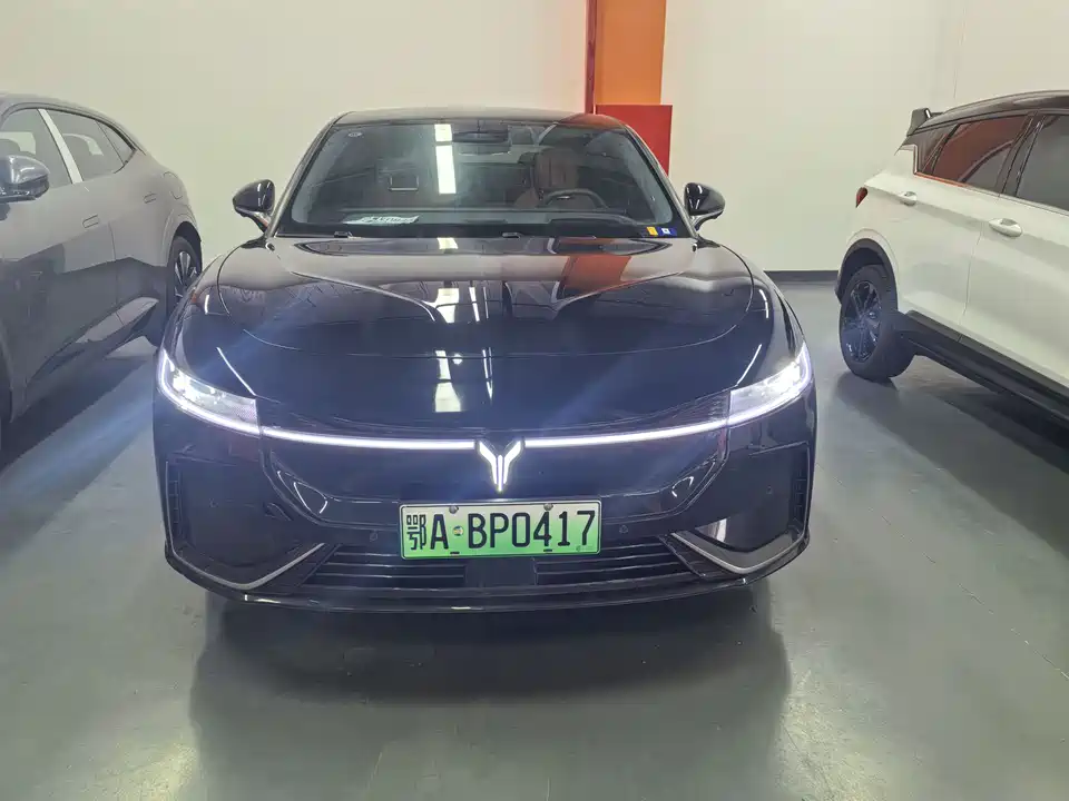 VOYAH Lantu chasing light