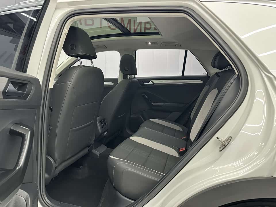 Volkswagen T-ROC exploring Songs