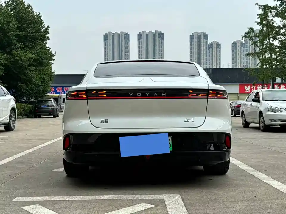 VOYAH Lantu chasing light