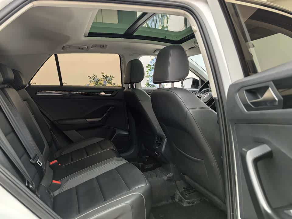 Volkswagen T-ROC exploring Songs