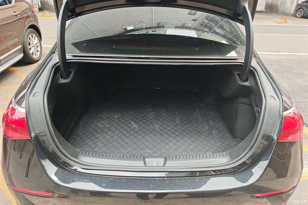 Mercedes-Benz E-Class, 2025 4