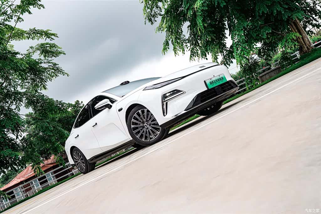 Geely 8, 2025 4