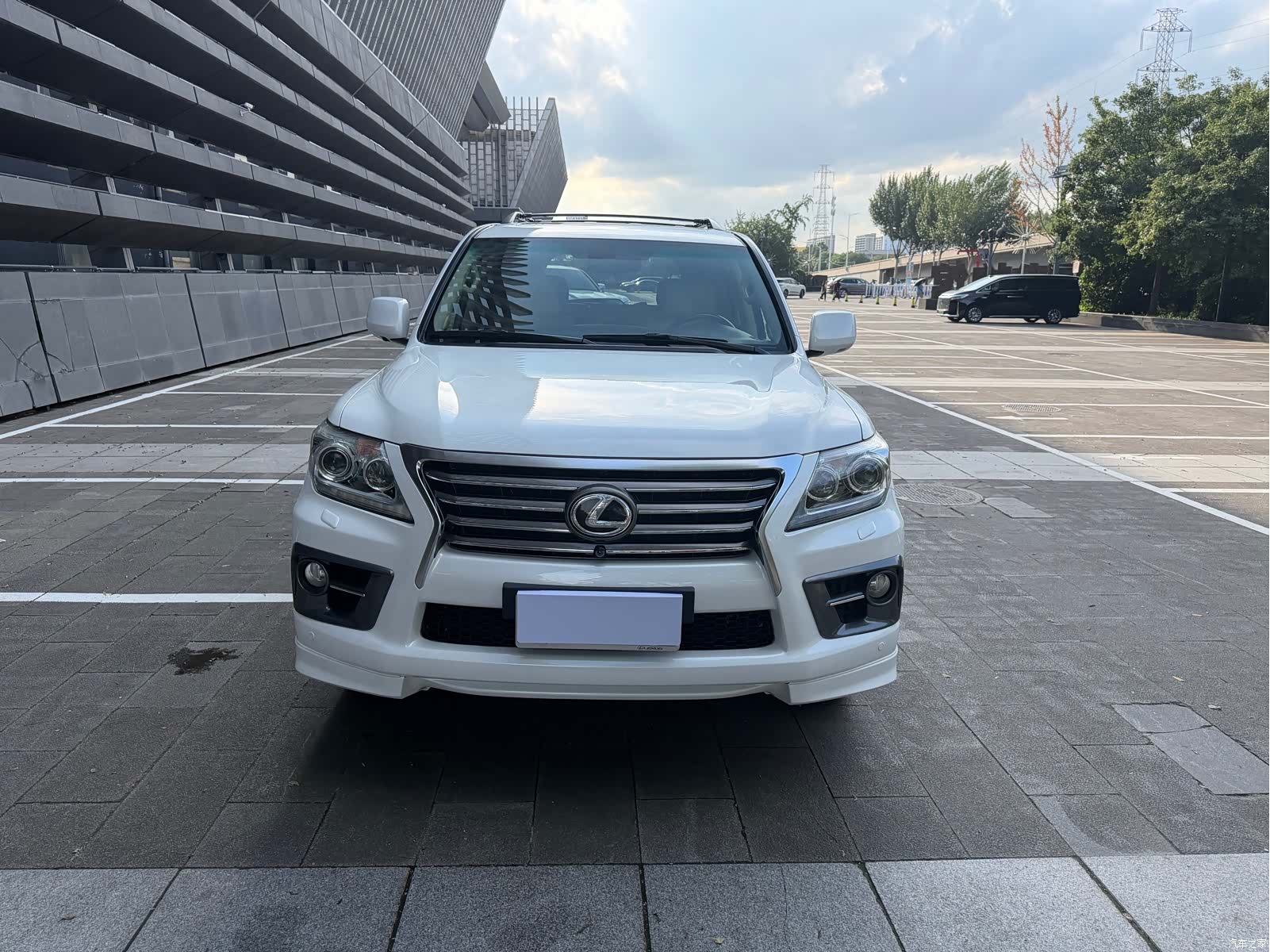 Lexus LX, 2011 1