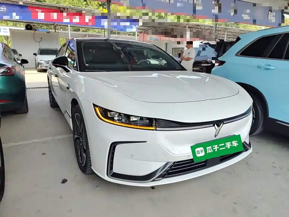 VOYAH Lantu chasing light