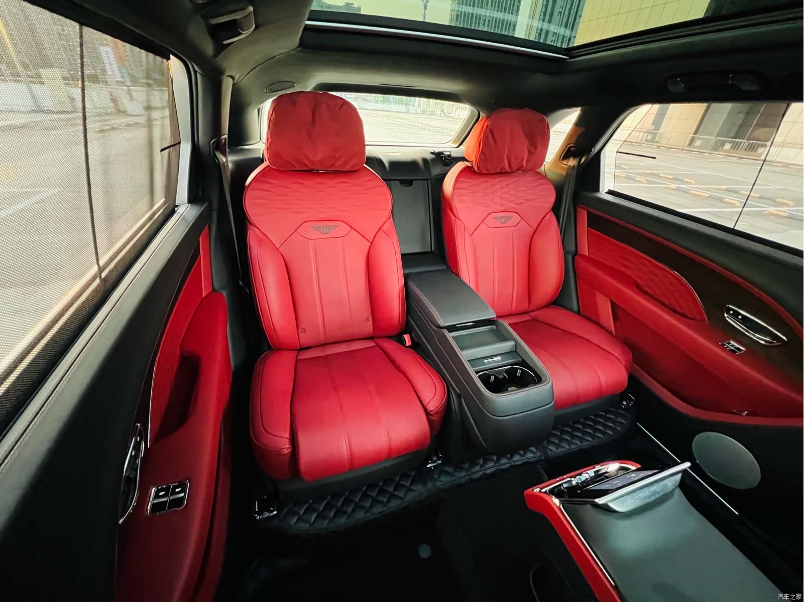 Bentley Bentayga, 2023 10