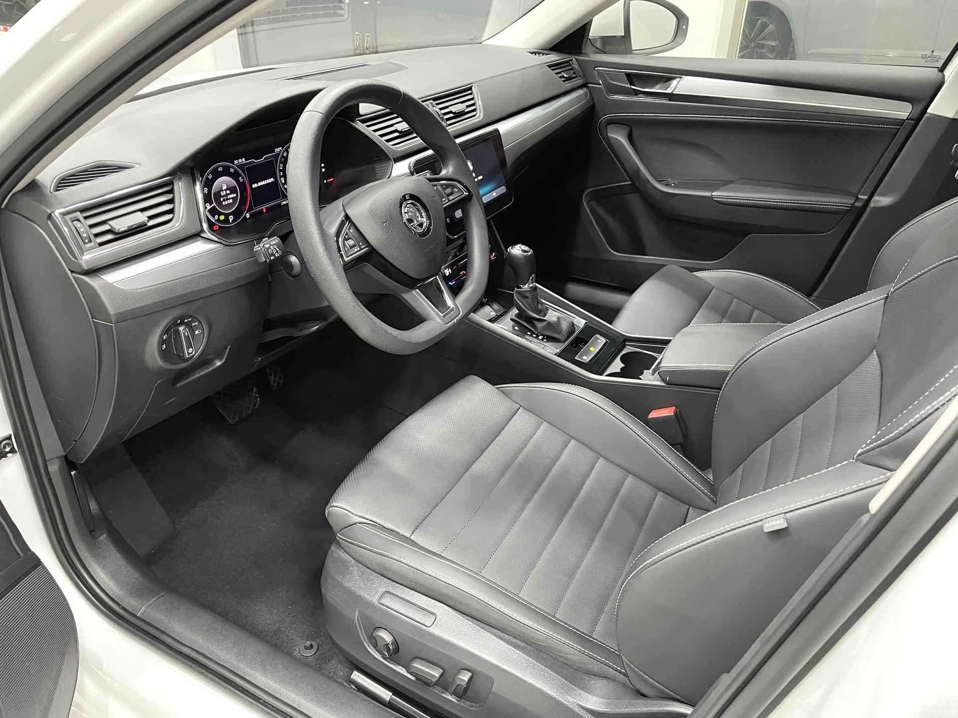 Skoda Superb, 2022 7