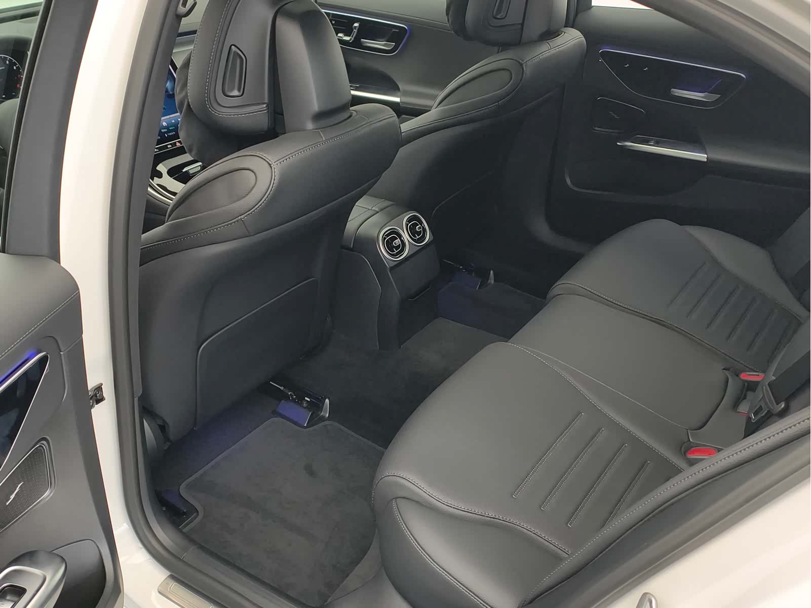 Mercedes-Benz C-Class, 2026 11