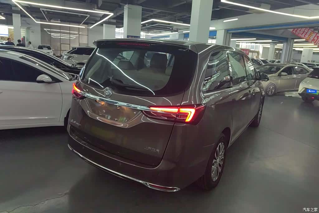 Buick GL8, 2022 3