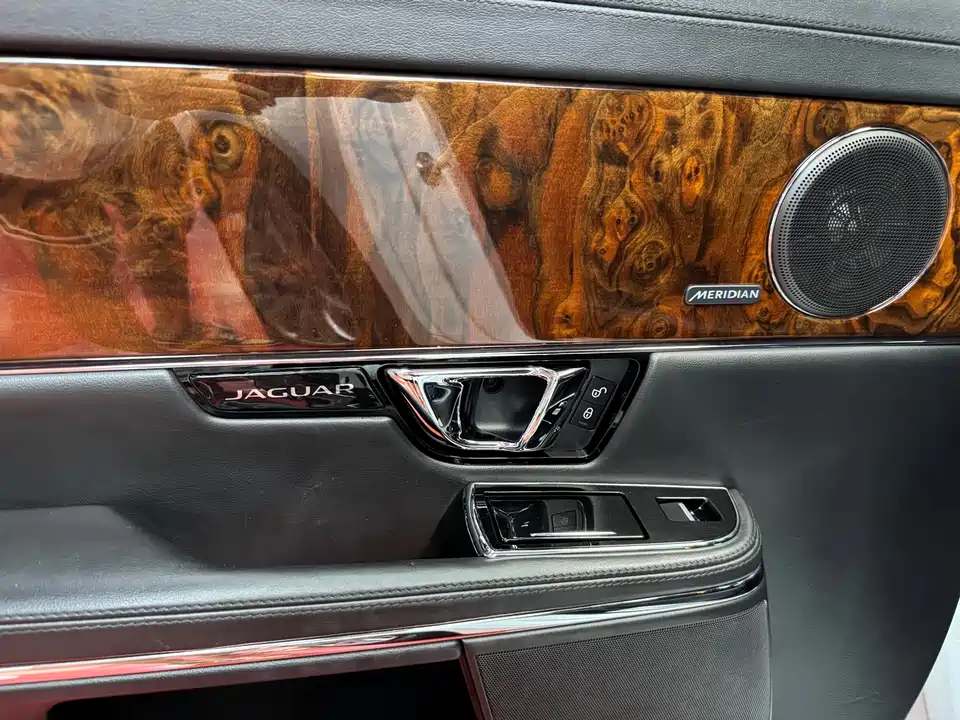Jaguar XJ Jaguar XJ