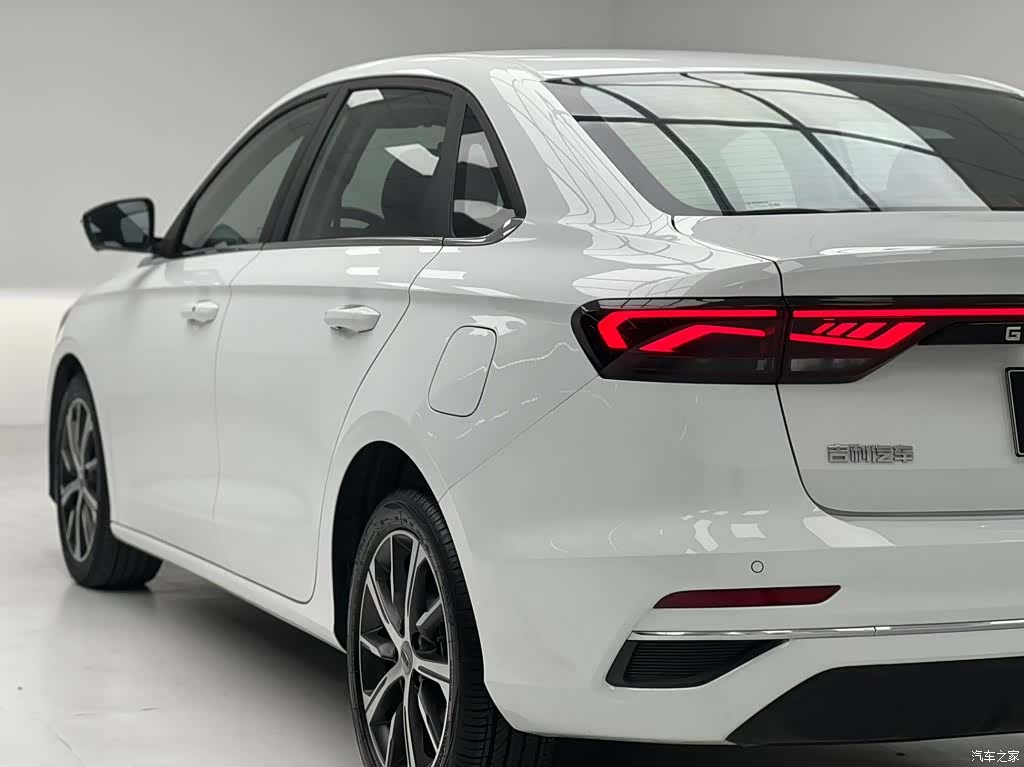 Geely Emgrand, 2022 7
