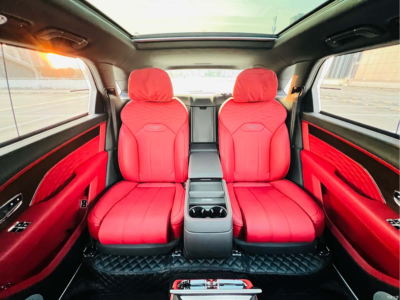 Bentley Bentayga, 2023 11