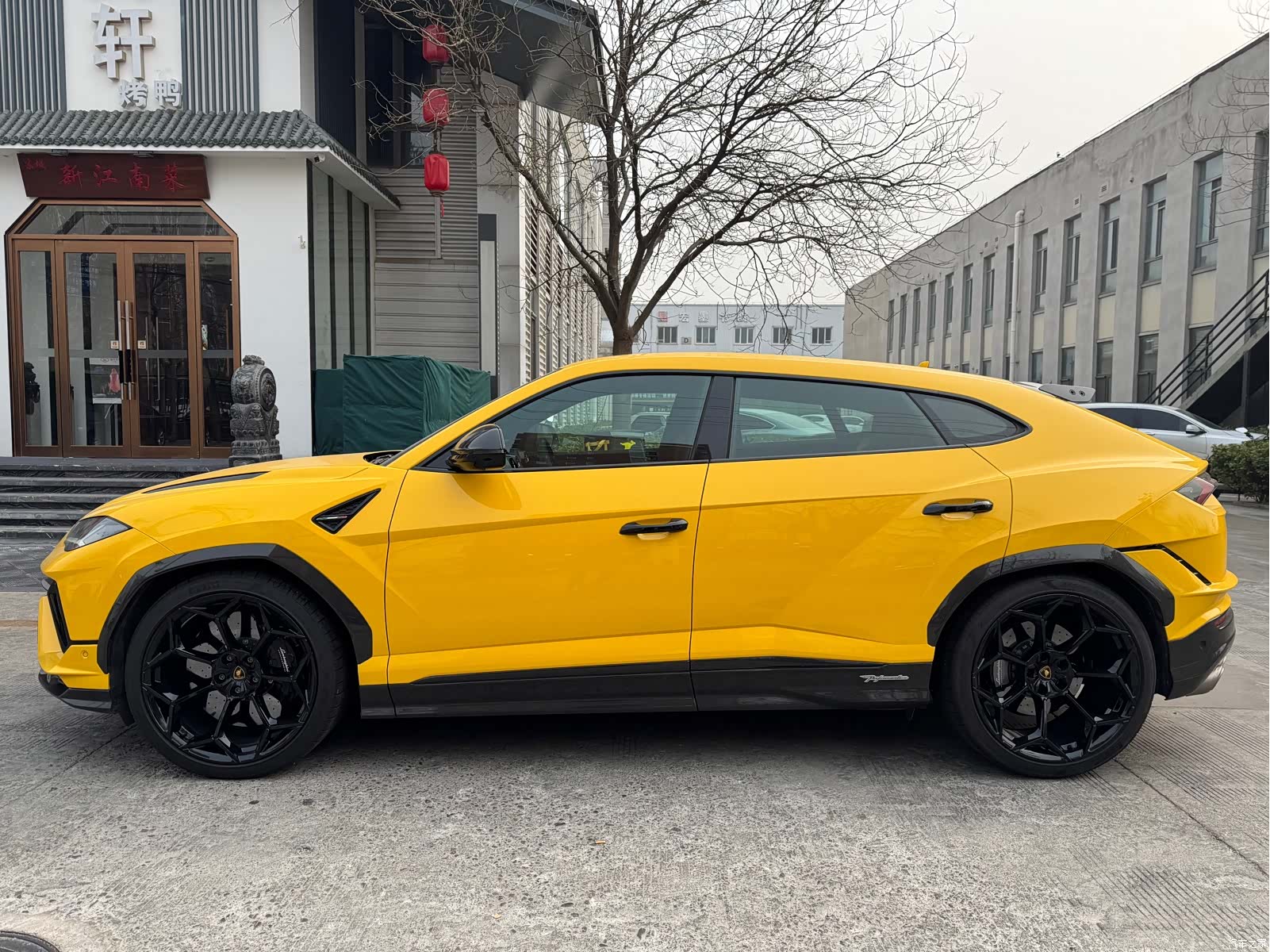 Lamborghini Urus, 2023 4