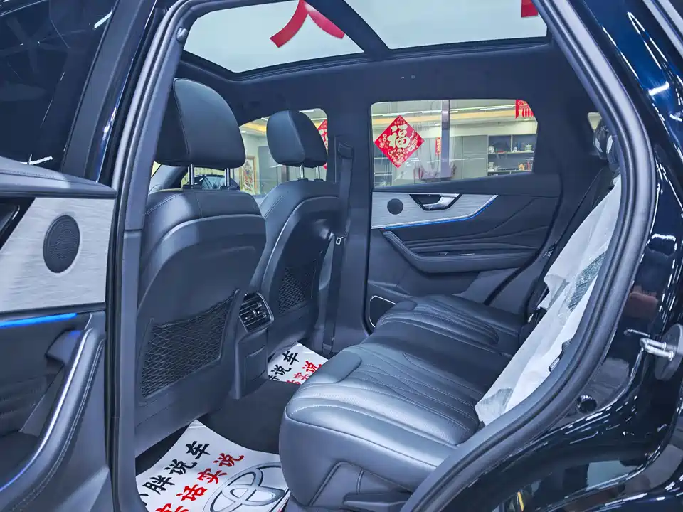 Hongqi HS5