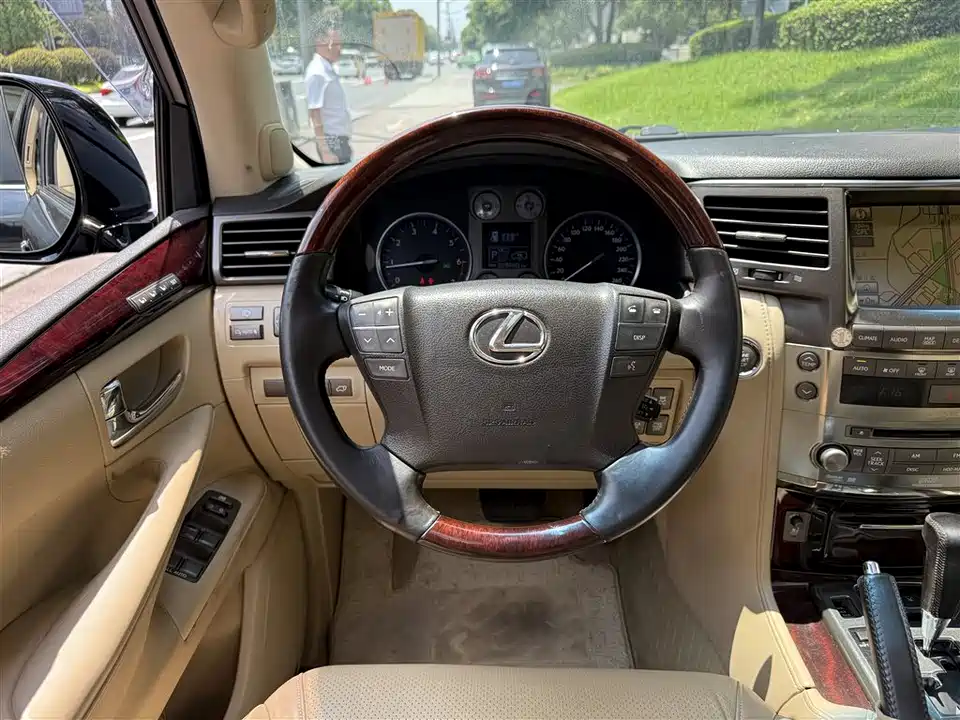 Lexus LX