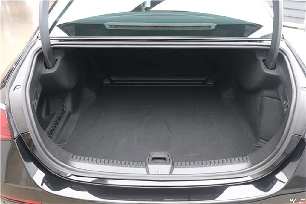 Mercedes-Benz E-Class, 2026 11