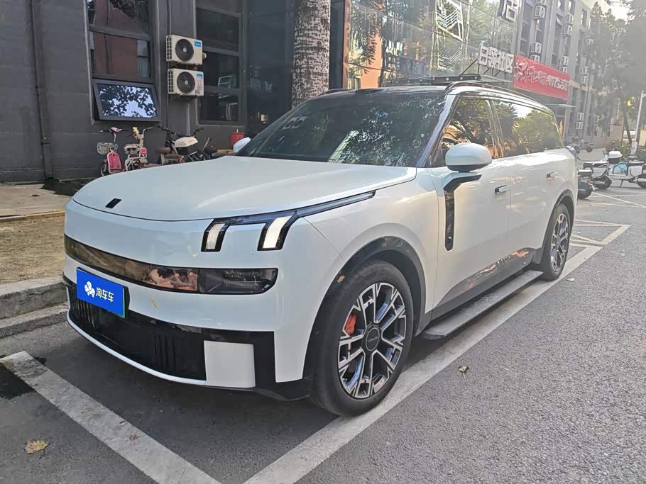 Lynk & Co 900
