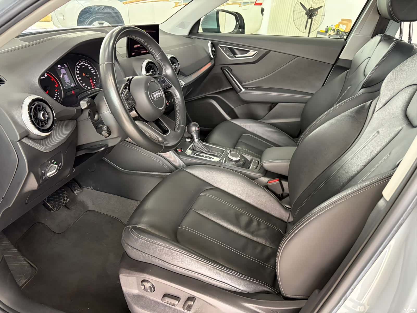 Audi Q2L, 2023 все фото