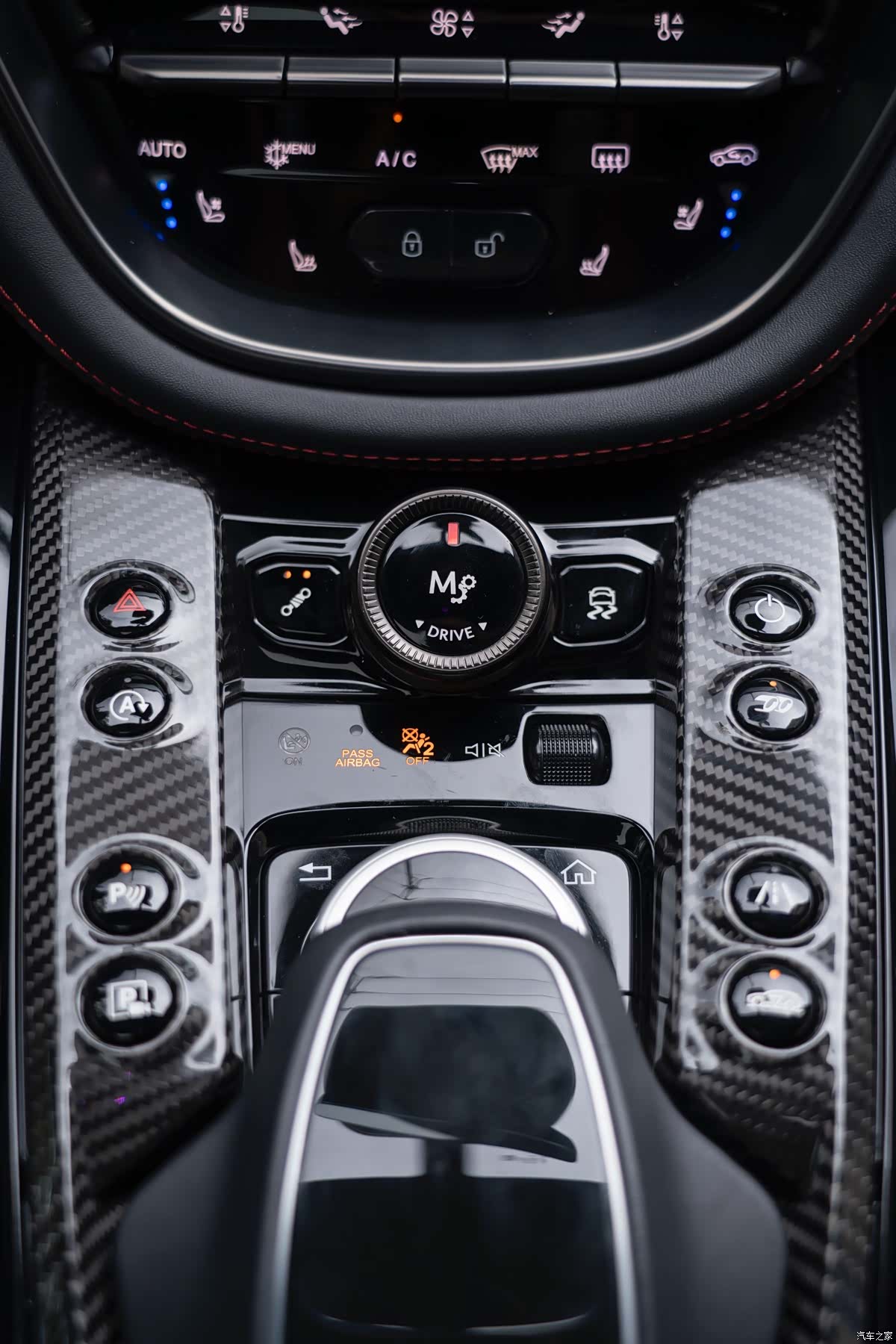 Aston Martin DBX, 2024 20