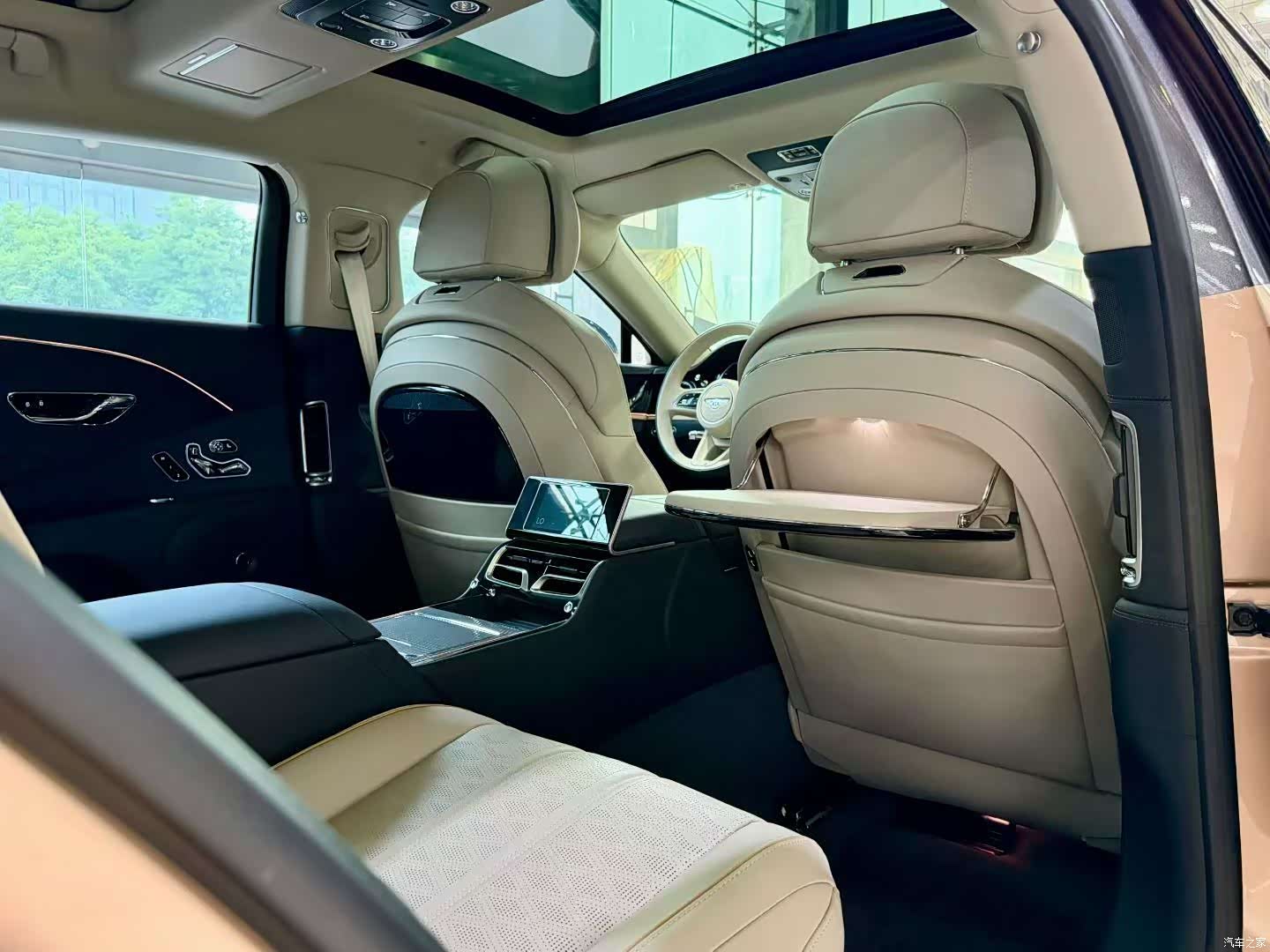 Bentley Flying Spur, 2025 8