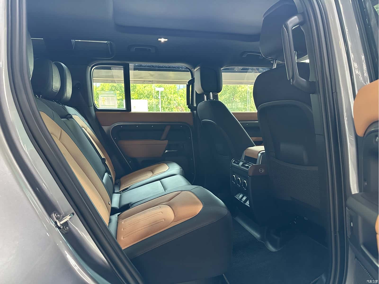 Land Rover Defender, 2023 10