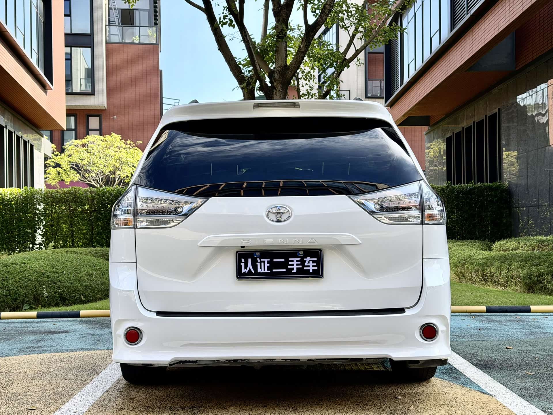 Toyota Sienna, 2017 все фото