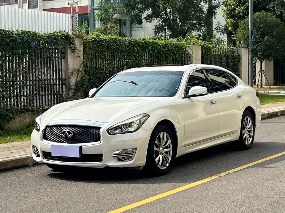 Infiniti Q70