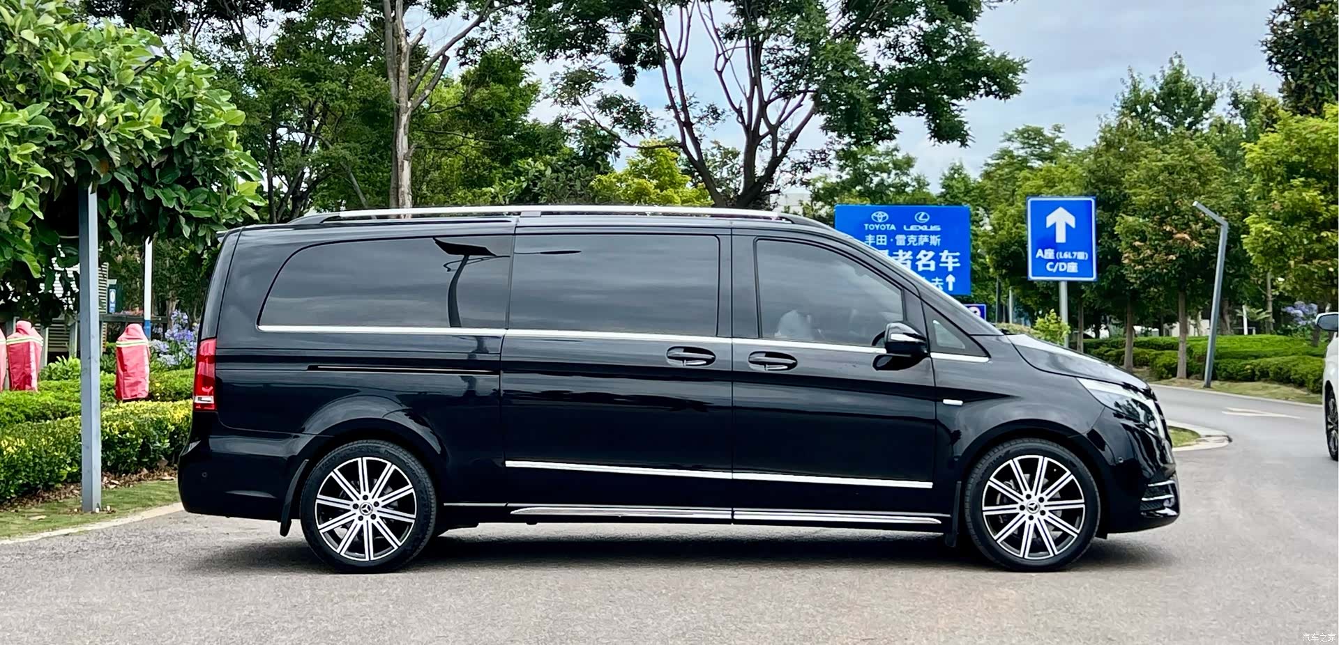 Mercedes-Benz V-Class, 2024 4