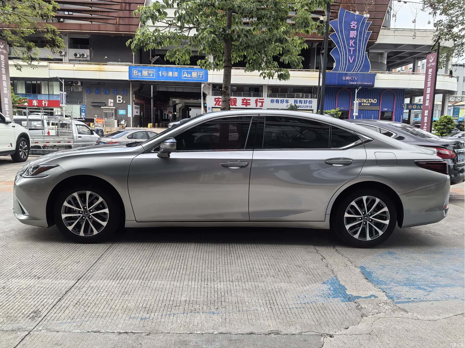Lexus ES, 2023 4